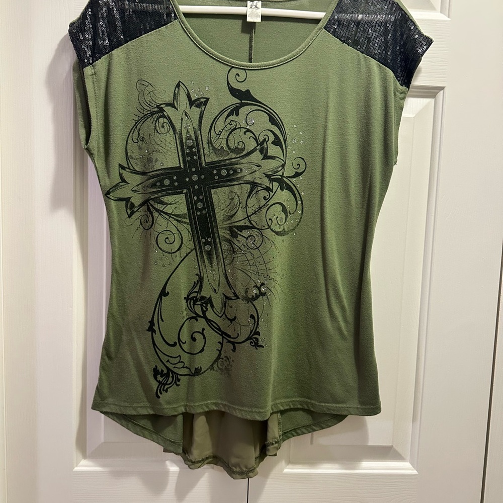 Hybrid & Company Green Asymmetrical Graphic Tee